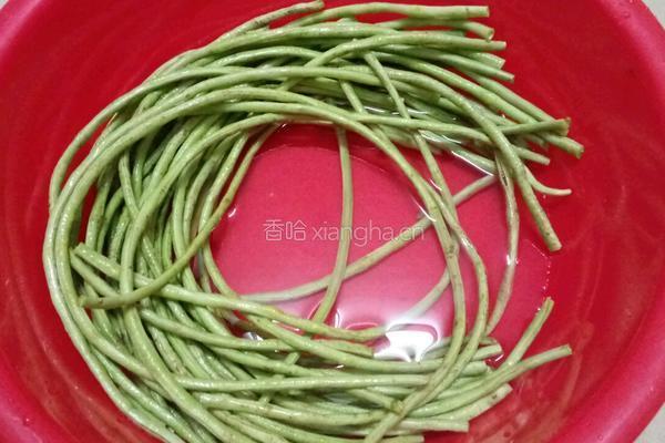 炒酸豆角的做法图解1