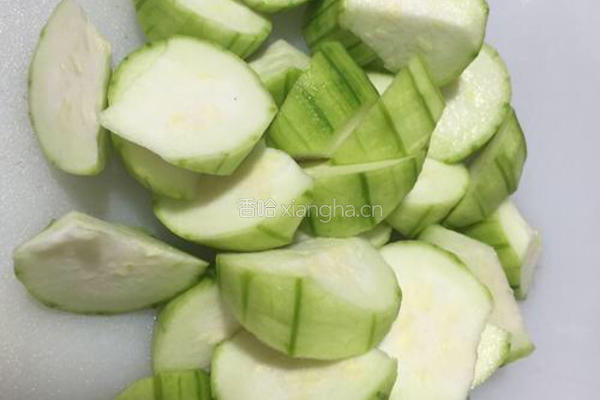 鲜虾猪肉丝瓜面的做法图解1