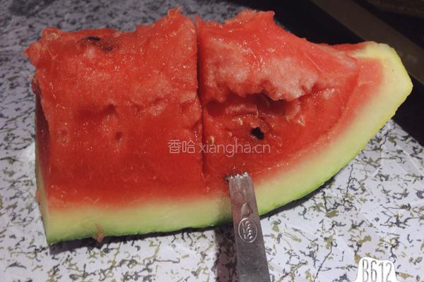 冰镇西瓜饮的做法图解1