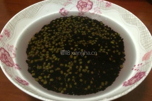 绿豆黑米粥的做法图解3