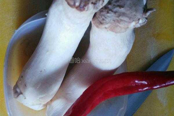 鸡腿菇炒鸡肉的做法图解1