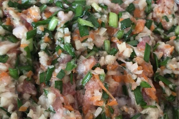 胡萝卜韭菜饺的做法图解1