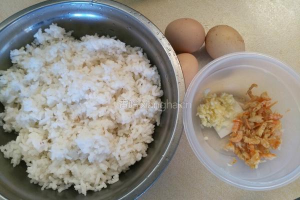 鸡蛋虾米炒饭的做法图解1