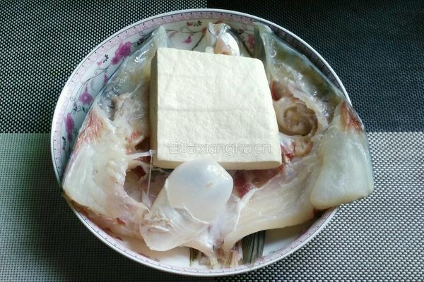 豆腐鱼头汤的做法图解1