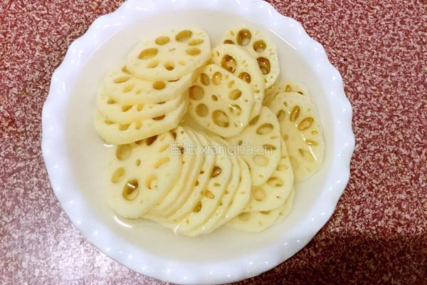 凉拌藕片的做法图解1