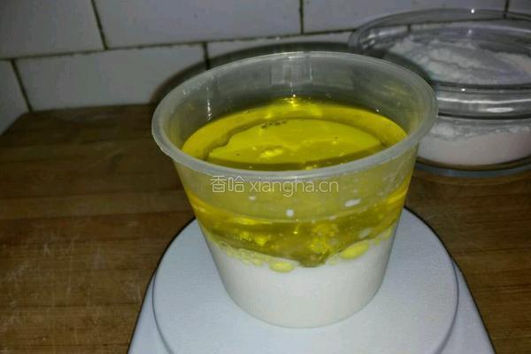 朗姆红提蛋糕卷的做法图解3