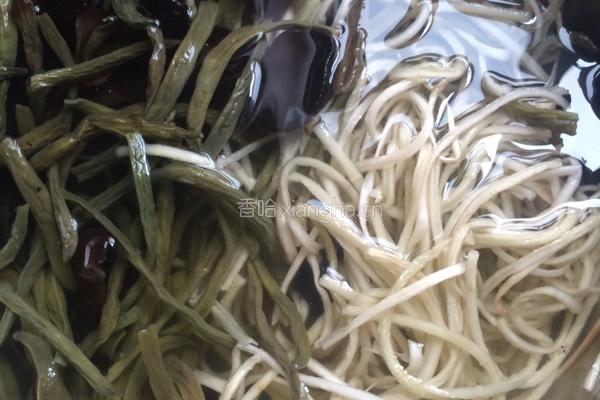 红烧肉炖干豆角木耳葫芦条的做法图解1