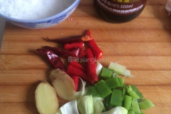 红烧肉炖干豆角木耳葫芦条的做法图解2