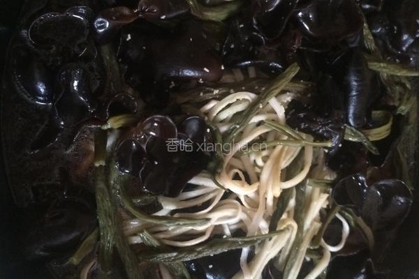 红烧肉炖干豆角木耳葫芦条的做法图解8