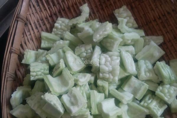 五花肉炖苦瓜的做法图解2