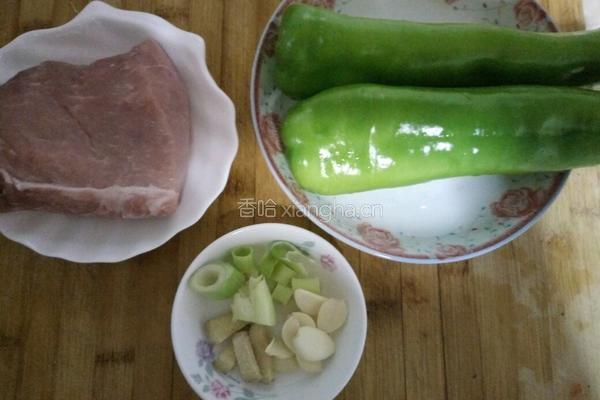 青椒炒肉片的做法图解1