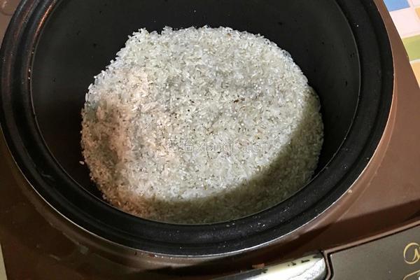 腊肉土豆焖大米饭的做法图解3