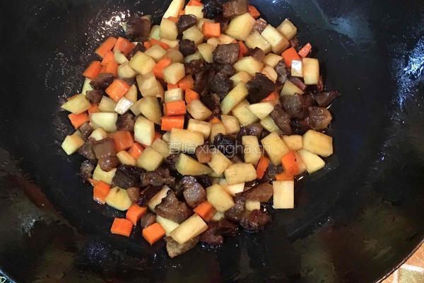 腊肉土豆焖大米饭的做法图解6