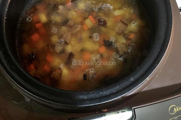 腊肉土豆焖大米饭的做法图解8