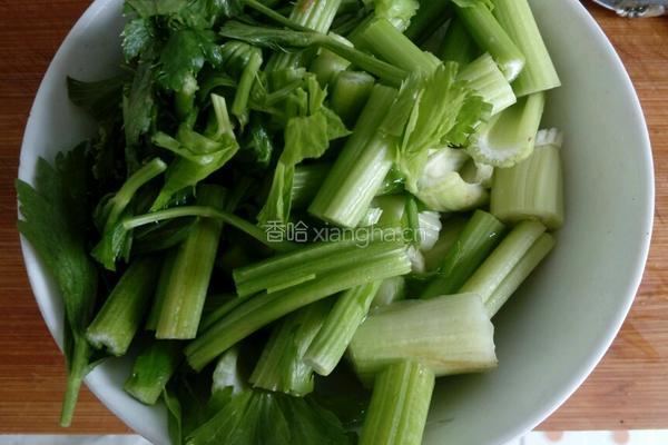 芹菜炒肉的做法图解2
