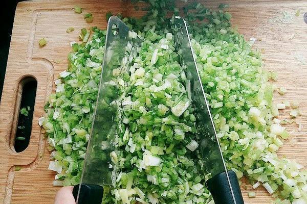 猪肉芹菜香菇木耳水饺的做法图解3