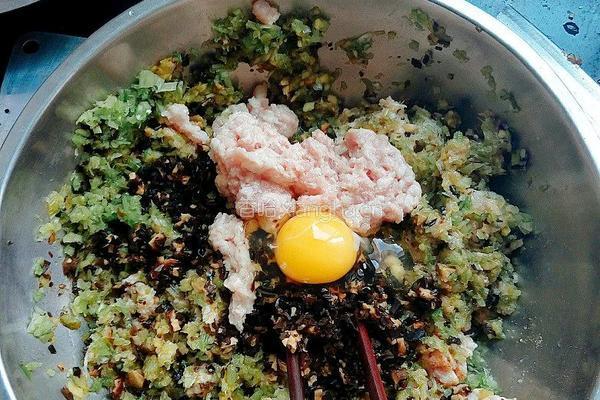 猪肉芹菜香菇木耳水饺的做法图解5