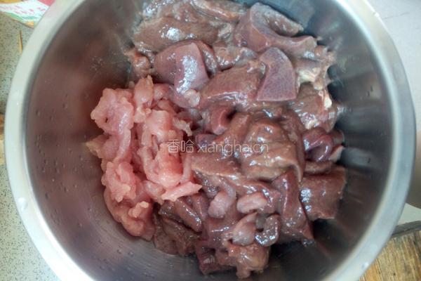 猪肝粉肠瘦肉粥的做法图解1