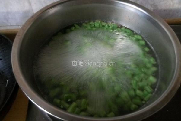 黄金豆角丁炒鸡蛋的做法图解2