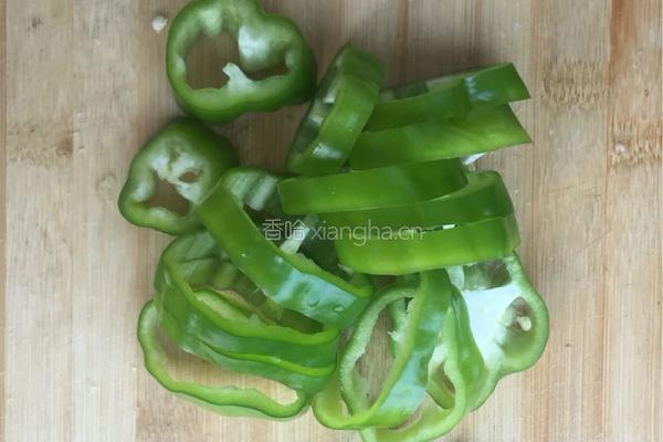 青椒爆炒腰果肉丝的做法图解1