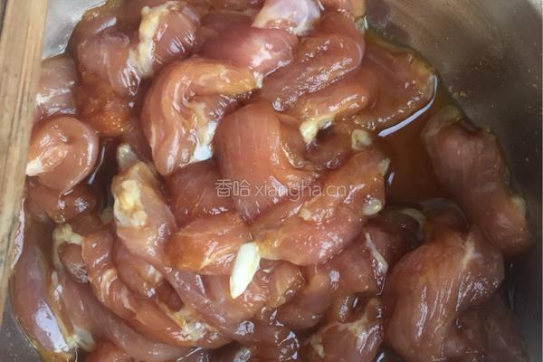 青椒爆炒腰果肉丝的做法图解3
