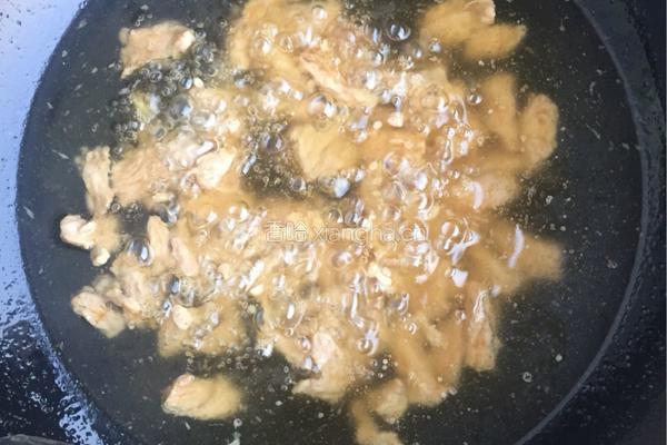 青椒爆炒腰果肉丝的做法图解4