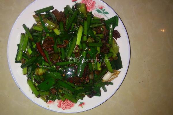 回锅肉炒蒜苔的做法图解4