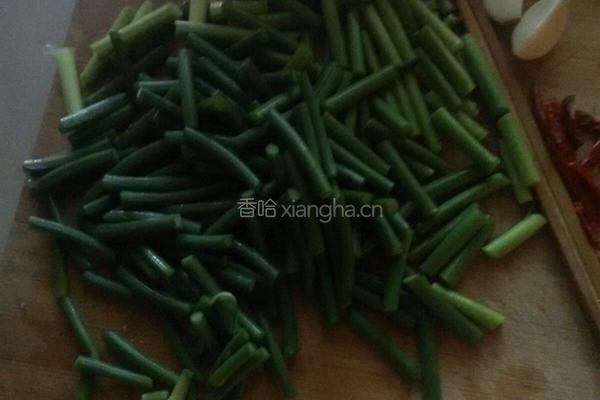回锅肉炒蒜苔的做法图解2