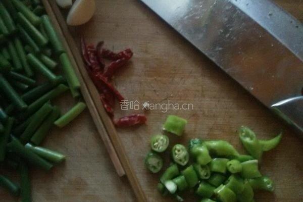 回锅肉炒蒜苔的做法图解3