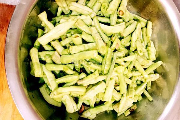 土豆炖豆角的做法图解1