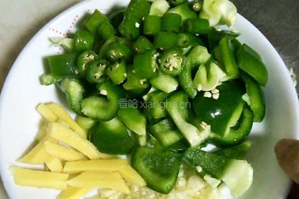 辣椒草鱼块的做法图解2
