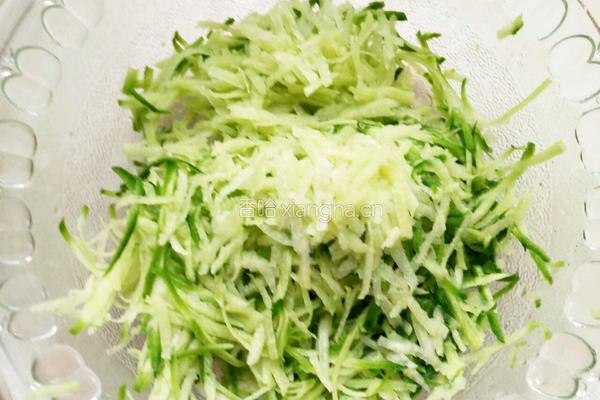 萝卜牛肉蒸饺的做法图解1