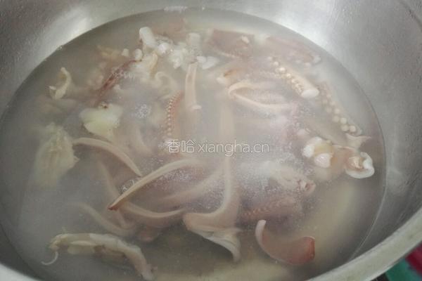 鱿鱼爪炒木耳的做法图解4