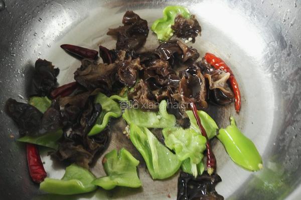 鱿鱼爪炒木耳的做法图解6