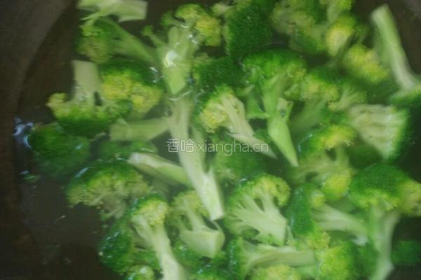 西兰花炒肉的做法图解1