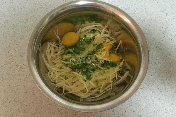 鸡蛋土豆丝饼的做法图解2