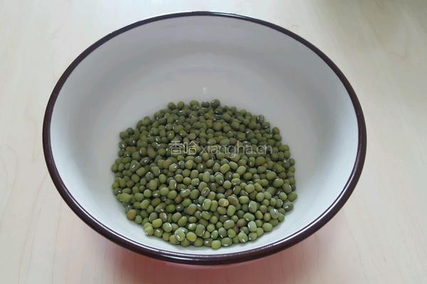 绿豆莲子百合桂圆粥的做法图解1