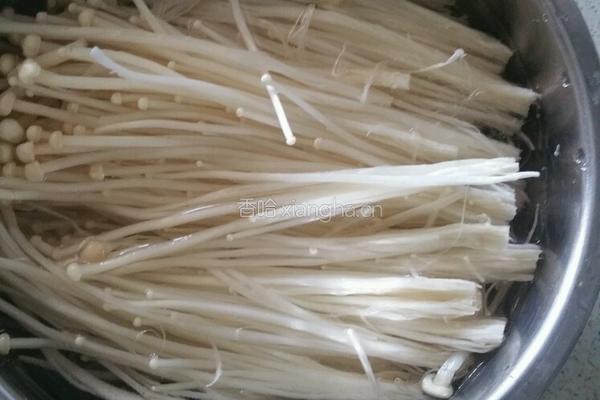 金针菇拌瓜丝的做法图解1