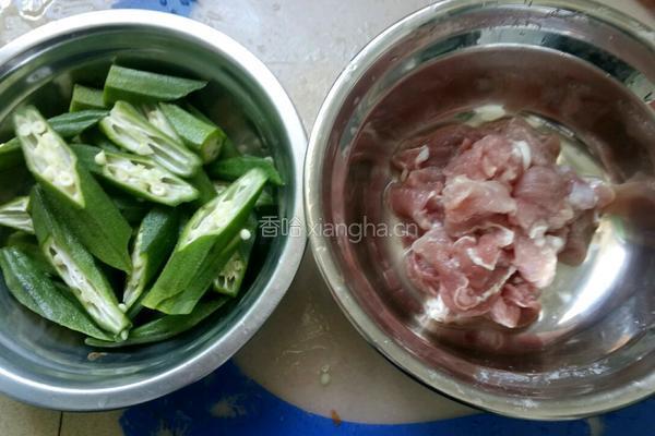 秋葵炒肉片的做法图解2