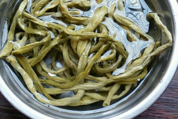 酸豆角炒猪喉结的做法图解3