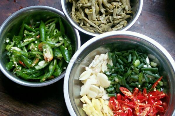 酸豆角炒猪喉结的做法图解4