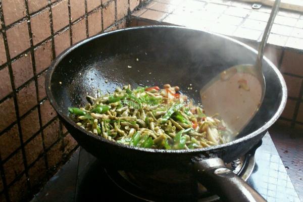 酸豆角炒猪喉结的做法图解14