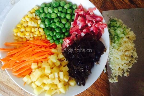 牛肉杂蔬焖面的做法图解1