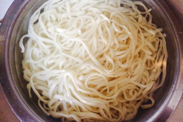 牛肉杂蔬焖面的做法图解2