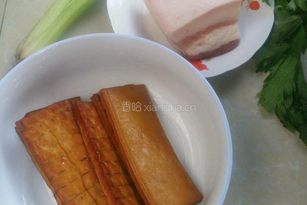 芹菜炒豆干的做法图解1