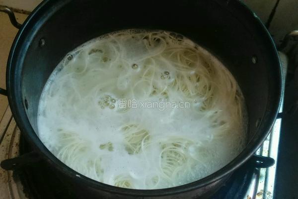 酸豆角汤面的做法图解2