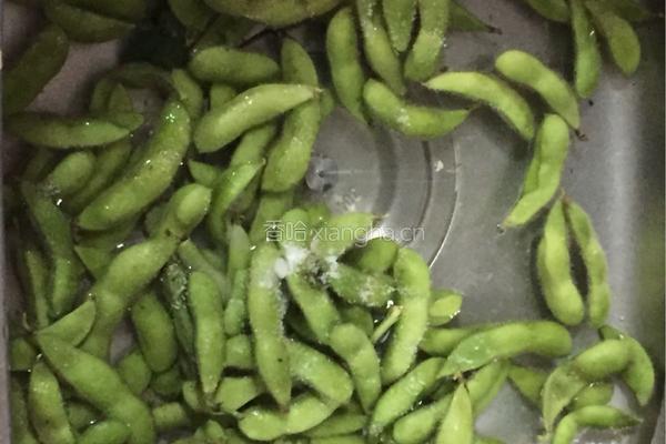 水煮毛豆的做法图解1