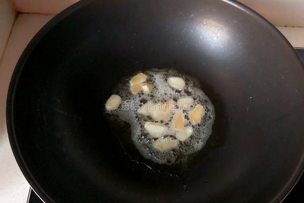 腊肠炒彩椒的做法图解2