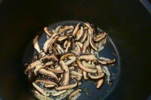 黑豆焖紫菜的做法图解2