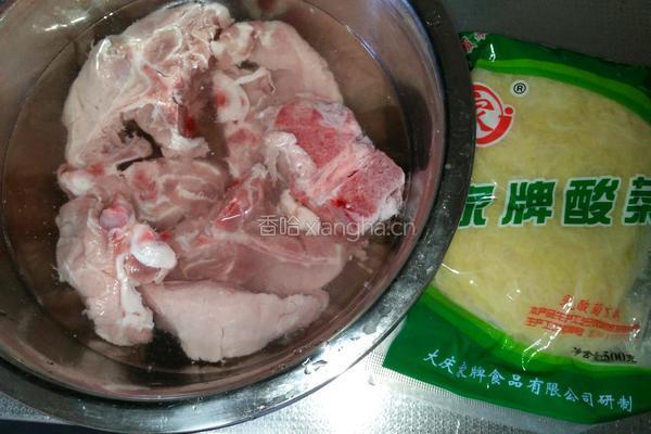 猪脊骨炖酸菜的做法图解1